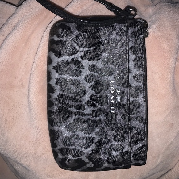 Coach Handbags - 🔥 like new coach wristlet 🔥